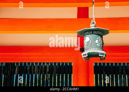 Tradizionale lanterna giapponese al Santuario Heian di Kyoto, Giappone Foto Stock