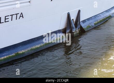 L'ancora della nave. Nave da crociera. Gite sul fiume. Attrezzature per yacht e navi. Trasporto per via d'acqua. Relax sull'acqua. Foto Stock