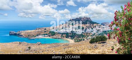 Paesaggio con spiaggia e castello a Lindos villaggio di Rodi, Grecia Foto Stock