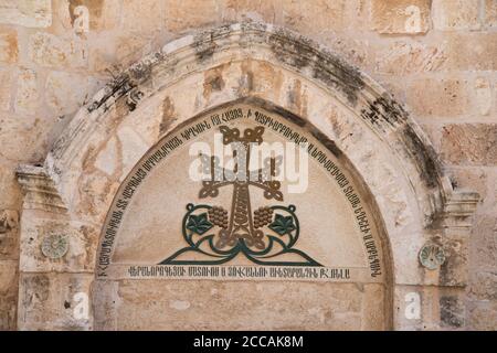 Israele, Gerusalemme, Città Vecchia, Via dolorosa, Chiesa del Santo Sepolcro. Parete esterna in pietra con croce. Foto Stock
