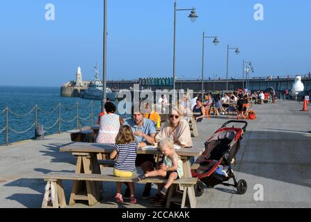 Persone che si rilassano nel tardo pomeriggio Folkestone Pier Kent England Foto Stock