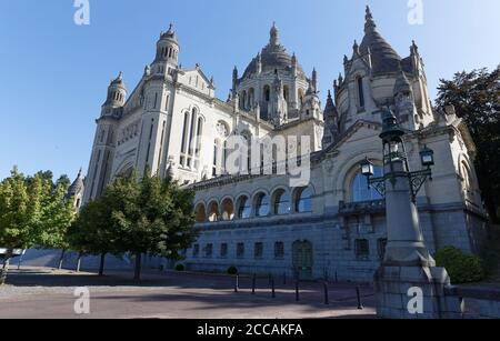 La famosa basilica di Santa Teresa di Lisieux in Normandia, Francia. Foto Stock