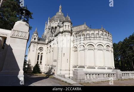 La famosa basilica di Santa Teresa di Lisieux in Normandia, Francia. Foto Stock