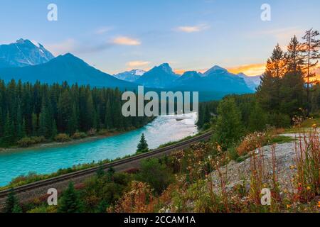 Morant's Curve al tramonto. Bow Valley Parkway. Parco nazionale di Banff. Alberta. Canada Foto Stock