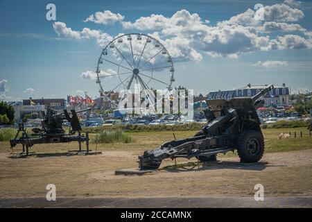 Courseulles-sur-Mer, Francia - 08 04 2020: Juno Beach Centre, armi militari e veicoli Foto Stock