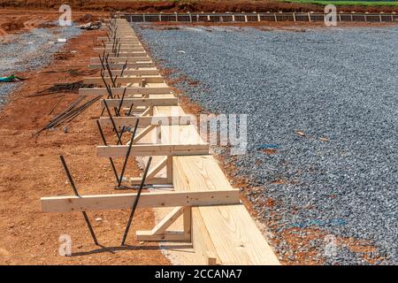 Colpo orizzontale di una pila di framing di legno preparato per una lastra di calcestruzzo da costruire. Foto Stock