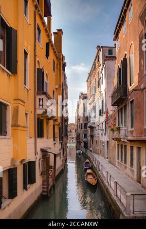 Bella stradina di Venezia nel giorno di estate, Italia Foto Stock