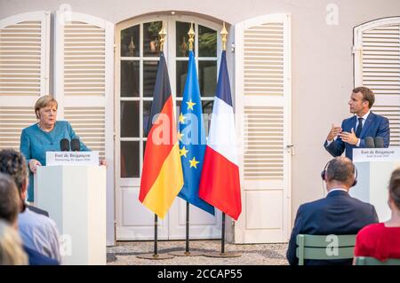 Bormes Les Mimosas, Francia. 20 Agosto 2020. Emmanuel Macron, Presidente della Francia, parla insieme alla cancelliera tedesca Angela Merkel (CDU) alla conferenza stampa della residenza estiva del Capo di Stato, il Forte di Bregancon. L'ex fortezza si trova su una roccia sulla costa mediterranea vicino Tolone. Credit: Michael Kappeler/dpa/Alamy Live News Foto Stock