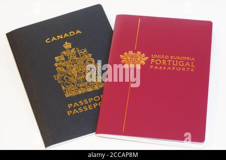 Passaporto canadese e passaporto portoghese con sfondo bianco che indica Doppia cittadinanza Foto Stock