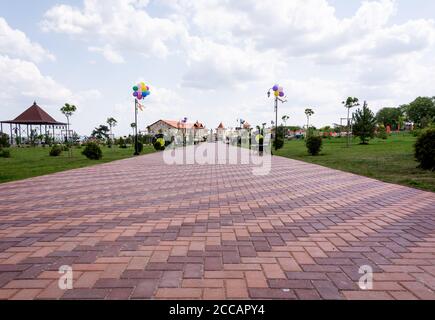 Moldavia, Bender - 18 maggio 2019: La strada pavimentata con lastre rosse colorate nel parco Bender Foto Stock