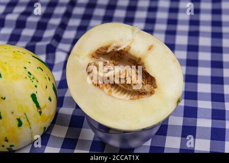 Melone (Cucumis melo L.). Usato per coloro che vogliono perdere peso. Frutta tropicale ricca di acqua e minerali. Foto Stock