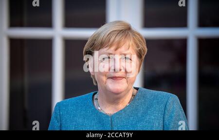 Bormes Les Mimosas, Francia. 20 Agosto 2020. La cancelliera tedesca Angela Merkel (CDU), partecipa a una conferenza stampa presso la residenza estiva del capo di stato francese Macron, il Fort de Bregancon. L'ex fortezza si trova su una roccia sulla costa mediterranea vicino Tolone. Credit: Michael Kappeler/dpa/Alamy Live News Foto Stock