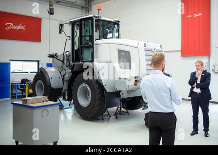 Nordborg, Danimarca. 20 Agosto 2020. Daniel Günther (CDU, r), primo ministro dello Schleswig-Holstein, gli ha spiegato la produzione durante una visita alla sede della società danese Danfoss a Nordborg come parte del viaggio estivo del primo ministro. Credit: Gregor Fischer/dpa/Alamy Live News Foto Stock