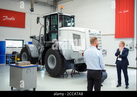 Nordborg, Danimarca. 20 Agosto 2020. Daniel Günther (CDU, r), primo ministro dello Schleswig-Holstein, gli ha spiegato la produzione durante una visita alla sede della società danese Danfoss a Nordborg come parte del viaggio estivo del primo ministro. Credit: Gregor Fischer/dpa/Alamy Live News Foto Stock