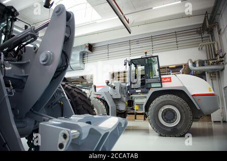 Nordborg, Danimarca. 20 Agosto 2020. Un escavatore completamente elettrico sarà pronto per la presentazione durante la visita del primo ministro dello Schleswig-Holstein, Günther, in una sala presso la sede della società danese Danfoss a Nordborg. Credit: Gregor Fischer/dpa/Alamy Live News Foto Stock