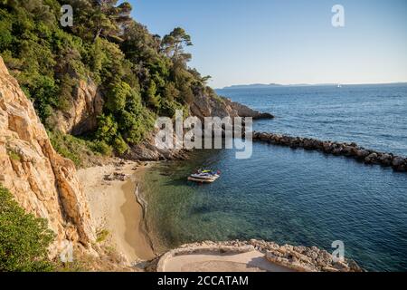 Bormes Les Mimosas, Francia. 20 Agosto 2020. Vista sulla spiaggia privata della residenza estiva del capo di stato francese Macron, sotto il Forte di Bregancon. L'ex forte si trova su una roccia sulla costa mediterranea vicino Tolone. Credit: Michael Kappeler/dpa/Alamy Live News Foto Stock