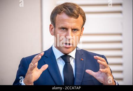 Bormes Les Mimosas, Francia. 20 Agosto 2020. Emmanuel Macron, Presidente della Francia, interviene in una conferenza stampa con il Cancelliere Merkel, nella residenza estiva del Capo di Stato, il Forte di Bregancon. L'ex fortezza si trova su una roccia sulla costa mediterranea vicino Tolone. Credit: Michael Kappeler/dpa/Alamy Live News Foto Stock