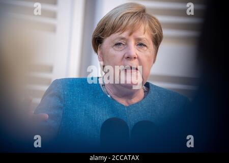 Bormes Les Mimosas, Francia. 20 Agosto 2020. La cancelliera tedesca Angela Merkel (CDU), partecipa a una conferenza stampa presso la residenza estiva del capo di stato francese Macron, il Fort de Bregancon. L'ex fortezza si trova su una roccia sulla costa mediterranea vicino Tolone. Credit: Michael Kappeler/dpa/Alamy Live News Foto Stock