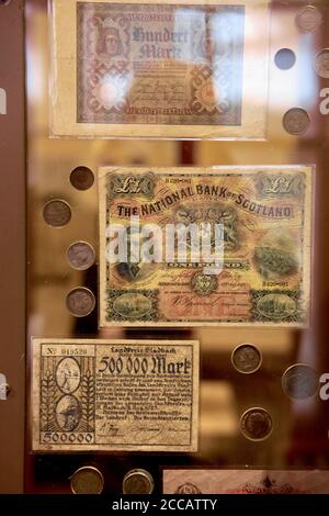 Antiche note di Sterlina Scozzese e Mark in mostra al Museo di Ellis Island. Foto Stock