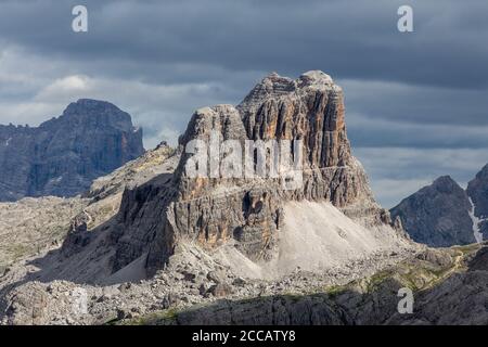 Averau (2649 m) è la montagna più alta del Gruppo Nuvolau delle Dolomiti, situata nella provincia di Belluno, nel nord Italia. Foto Stock