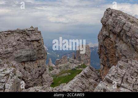 Vista del gruppo delle cinque Torri dal sentiero Averau Foto Stock