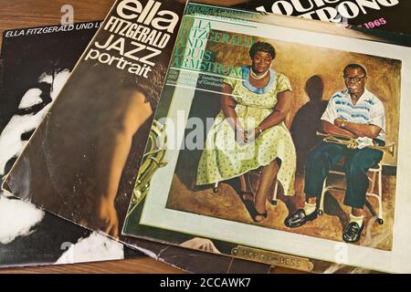 Diversi album musicali in vinile di Ella Fitzgerald e Louis Armstrong Foto Stock