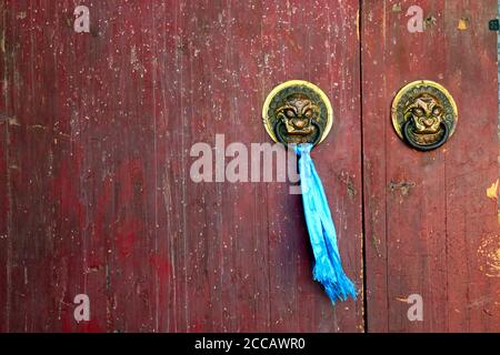 Entrare in Charchorin in Mongolia attraverso una porta di legno Foto Stock