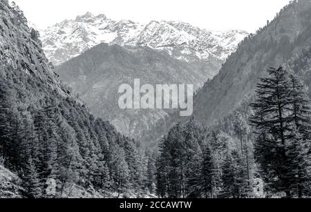 Kasol Manali - fiume Parvati che scorre sulle montagne innevate di Himachal Pradesh, India. Fiume acqua che scorre nella valle degli dei. Himachal Pradesh. Foto Stock