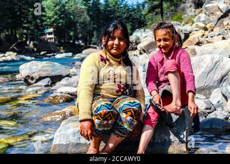 Kasol Manali - fiume Parvati che scorre sulle montagne innevate di Himachal Pradesh, India. Fiume acqua che scorre nella valle degli dei. Himachal Pradesh. Foto Stock