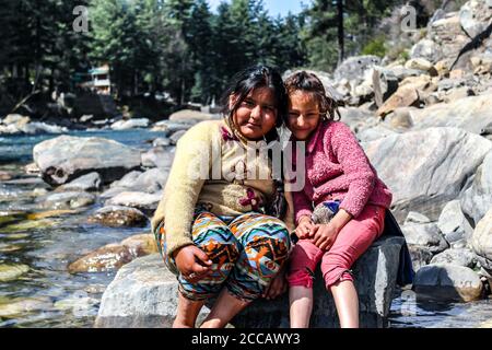 Kasol Manali - fiume Parvati che scorre sulle montagne innevate di Himachal Pradesh, India. Fiume acqua che scorre nella valle degli dei. Himachal Pradesh. Foto Stock