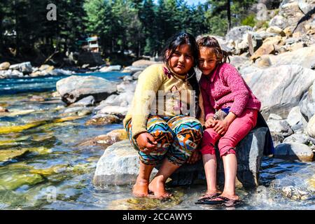 Kasol Manali - fiume Parvati che scorre sulle montagne innevate di Himachal Pradesh, India. Fiume acqua che scorre nella valle degli dei. Himachal Pradesh. Foto Stock