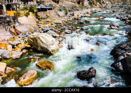 Kasol Manali - fiume Parvati che scorre sulle montagne innevate di Himachal Pradesh, India. Fiume acqua che scorre nella valle degli dei. Himachal Pradesh. Foto Stock