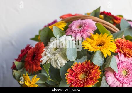 Bouquet di fiori, camomilla, margherita, gerbera, bouquet estivo delicato isolato su sfondo bianco.fiori gerbera brillante in cesto, come presente, per Foto Stock