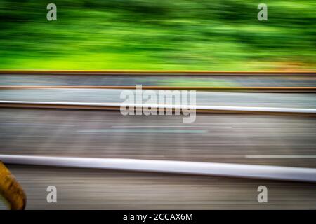 Goa, India. Paesaggio della natura in India. Vista di un treno da un treno. Il tramonto intorno ad un fiume nella regione di Goa mentre si viaggia in treno per Mumba. Foto Stock