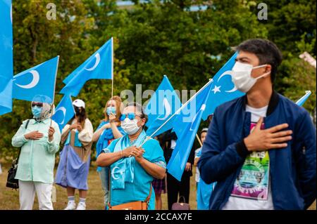 La gente di Uyghur cantava l'inno nazionale di Uyghur durante la dimostrazione.Extinction Rebellion Fashion Action NL (XRFA) ha collaborato con l'Alleanza dell'Organizzazione del Turkestan Orientale per portare l'attenzione del pubblico alla discriminazione contro il popolo di Uyghur in Cina. I dimostranti hanno iniziato a camminare verso l'ambasciata cinese per una dichiarazione ufficiale, e hanno fatto pressione sul governo olandese e sull'ambasciata cinese affinché agiscano ora e interrompano questa pulizia etnica. Foto Stock