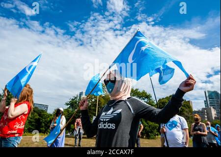 Manifestanti che hanno sventolato le bandiere di Uyghur durante la dimostrazione.Extention Rebellion Fashion Action NL (XRFA) ha collaborato con l'Alleanza organizzativa Est-Turkestan per portare l'attenzione del pubblico alla discriminazione contro la popolazione di Uyghur in Cina. I dimostranti hanno iniziato a camminare verso l'ambasciata cinese per una dichiarazione ufficiale, e hanno fatto pressione sul governo olandese e sull'ambasciata cinese affinché agiscano ora e interrompano questa pulizia etnica. Foto Stock