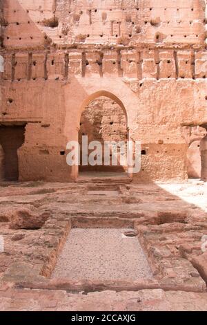 Resti del Palazzo El Badi, un palazzo in rovina della dinastia Saadiana situato a Marrakech. Marocco. Concetto di viaggio Foto Stock