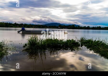 barca sul danubio, riflessi nuvoloso, tempo di relax Foto Stock