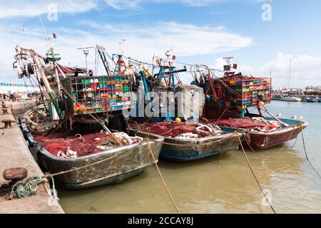 Essaouira, Marocco - 16 marzo 2018: Tre barche da pesca sono ormeggiate nel porto di Essaouira con le reti preparate sul ponte Foto Stock