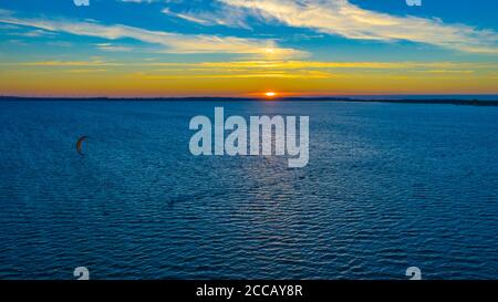 Vista aerea. Kite surf sul mare blu sullo sfondo di belle nuvole Foto Stock