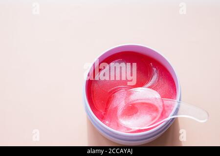 Transparent patches.concetto cosmetico moderno. Macchie dorate e verdi per gli occhi del viso in vaso. Cerotto idrogel. Anti invecchiamento e sollevamento. Cura della pelle del viso Foto Stock