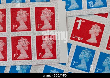 Francobolli autoadesivi di prima e seconda classe Royal Mail Foto Stock