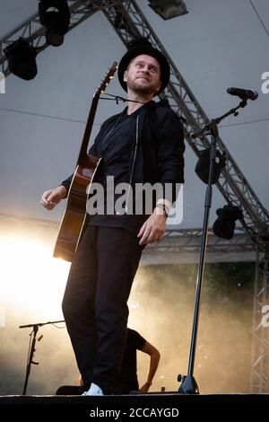 Amburgo, Germania. 20 Agosto 2020. Johannes Oerding, cantante pop e cantautore, si esibisce in un concerto sul palco all'aperto del parco cittadino. Credit: Christian Charisius/dpa/Alamy Live News Foto Stock