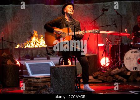 Amburgo, Germania. 20 Agosto 2020. Johannes Oerding, cantante pop e cantautore, si esibisce in un concerto sul palco all'aperto del parco cittadino. Credit: Christian Charisius/dpa/Alamy Live News Foto Stock