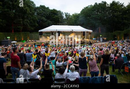 Amburgo, Germania. 20 Agosto 2020. Johannes Oerding, cantante pop e cantautore, si esibisce con la sua band in un concerto sul palco all'aperto nel parco cittadino. Credit: Christian Charisius/dpa/Alamy Live News Foto Stock