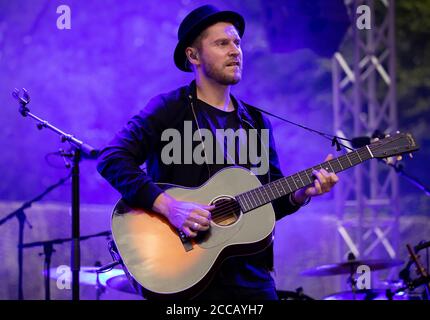 Amburgo, Germania. 20 Agosto 2020. Johannes Oerding, cantante pop e cantautore, si esibisce in un concerto sul palco all'aperto del parco cittadino. Credit: Christian Charisius/dpa/Alamy Live News Foto Stock