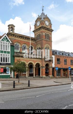 Costruito nel 1870 Hungerford Victorian Town Hall and Corn Exchange con torre dell'orologio, Market Place, Hungerford, Berkshire, Inghilterra, Regno Unito Foto Stock