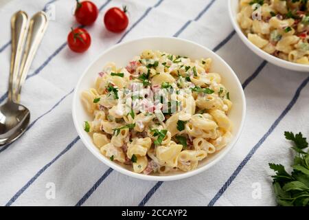 Insalata di Macaroni fatta in casa in ciotole bianche, vista laterale. Foto Stock