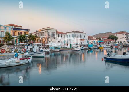 MYRINA, isola di Lemno, Grecia le magiche isole turistiche greche al tramonto. Porto di Lignos vista panoramica al tramonto. Foto orizzontale HDR a lunga esposizione Foto Stock