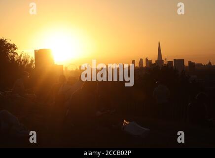 Gente che guarda il tramonto da Greenwich Park, Londra. Foto Stock